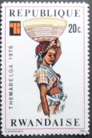 Selo postal da Ruanda de 1975 African woman with basket on head