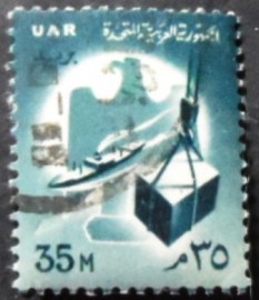 Selo postal do Egito de 1961 Ship and crate on hoist