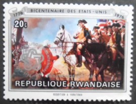 Selo postal da Ruanda de 1976 Surrender at Yorktown overprinted