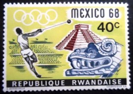 Selo postal da Ruanda de 1968 Hammer throw