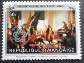 Selo postal de Ruanda de 1976 Presentation of captured flags overprint