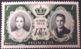 Selo postal de Monaco de 1956 Rainier III e Grace Kelly n