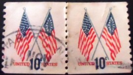 Par de selos dos Estados Unidos de 1973 50 Star and 13 Star Flags
