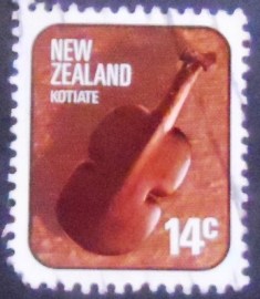 Selo postal da Nova Zelândia de 1976 Kotiate