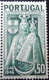 Selo postal de Portugal de 1946 Maria with Child Jesus