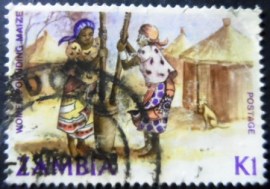 Selo postal da Zâmbia de 1983 Women pounding maize