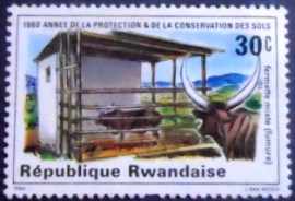 Selo postal da Ruanda de 1980 Fertilizer shed