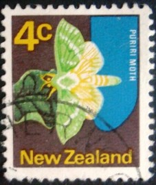 Selo postal definitivo da Nova Zelandia 1973 - Puriri Moth