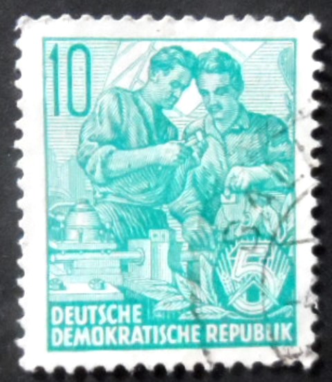 elo postal da Alemanha de 1959 Workers share experiences